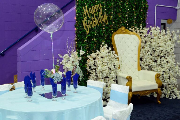 Mesa com taças e balão